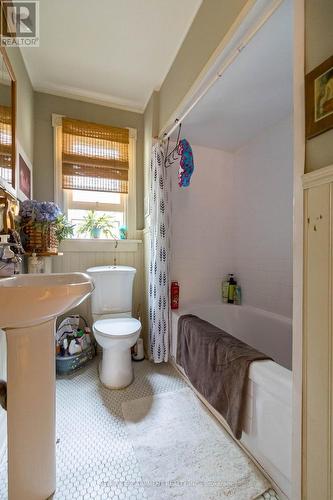 121 Eastbourne Avenue, Hamilton, ON - Indoor Photo Showing Bathroom