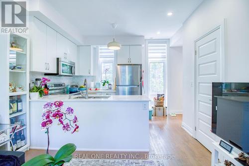 63 - 27 Eldora Avenue, Toronto, ON - Indoor Photo Showing Kitchen With Double Sink