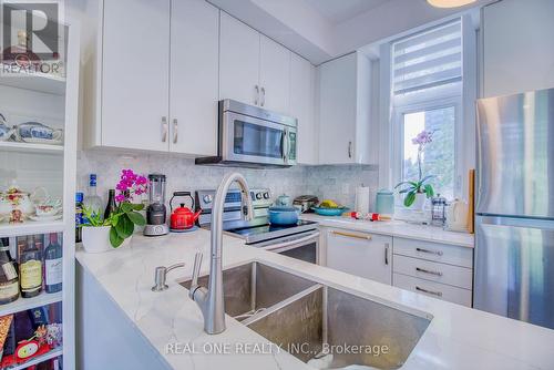 63 - 27 Eldora Avenue, Toronto, ON - Indoor Photo Showing Kitchen With Double Sink With Upgraded Kitchen