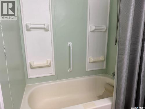 404 7Th Street E, Wynyard, SK - Indoor Photo Showing Bathroom
