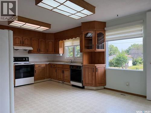 404 7Th Street E, Wynyard, SK - Indoor Photo Showing Kitchen With Double Sink