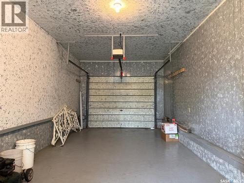 404 7Th Street E, Wynyard, SK - Indoor Photo Showing Garage