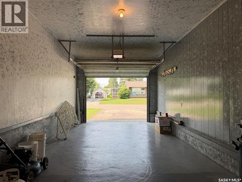 404 7Th Street E, Wynyard, SK - Indoor Photo Showing Garage