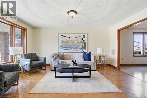 18 Marcel Place, Hamilton, ON - Indoor Photo Showing Living Room