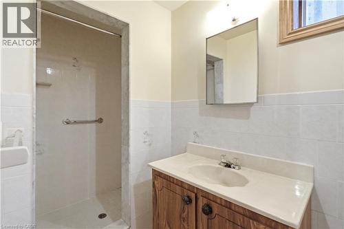 18 Marcel Place, Hamilton, ON - Indoor Photo Showing Bathroom