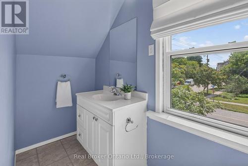 2 Herlan Avenue, Kitchener, ON - Indoor Photo Showing Bathroom
