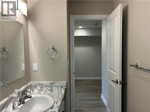 992 Windham Centre Road Unit# 1, Windham Centre, ON - Indoor Photo Showing Bathroom