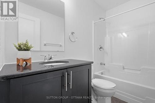Main Bathroom - 4pc. - 2563 Longfields Drive, Ottawa, ON - Indoor Photo Showing Bathroom