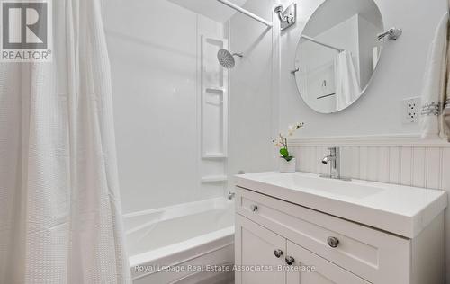 Main bathroom - 7462 15 Side Road, Halton Hills, ON - Indoor Photo Showing Bathroom