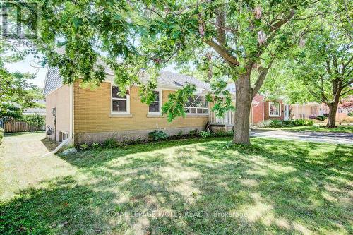 17 Crestwood Avenue, Kitchener, ON - Outdoor