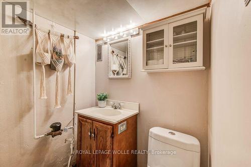 17 Crestwood Avenue, Kitchener, ON - Indoor Photo Showing Bathroom
