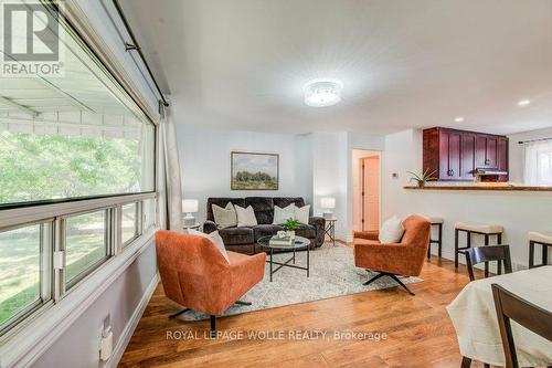 17 Crestwood Avenue, Kitchener, ON - Indoor Photo Showing Living Room