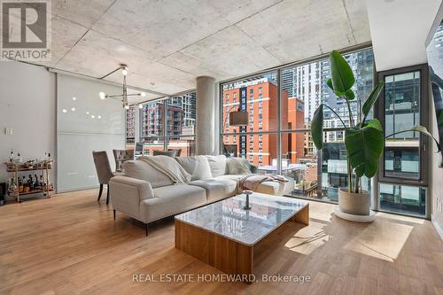807 - 25 Oxley Street, Toronto, ON - Indoor Photo Showing Living Room