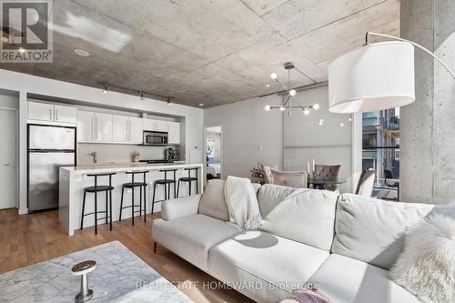 807 - 25 Oxley Street, Toronto, ON - Indoor Photo Showing Living Room
