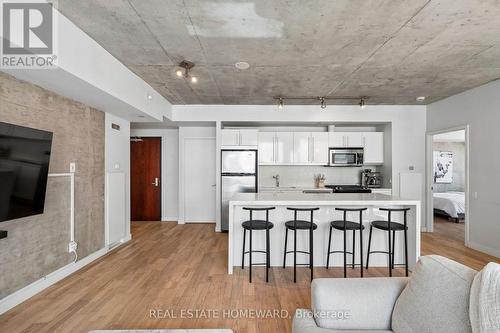 807 - 25 Oxley Street, Toronto, ON - Indoor Photo Showing Kitchen