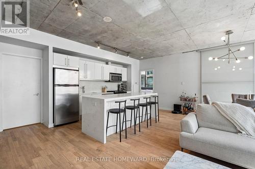 807 - 25 Oxley Street, Toronto, ON - Indoor Photo Showing Kitchen