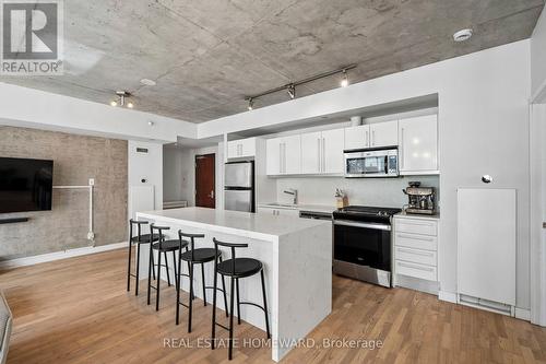 807 - 25 Oxley Street, Toronto, ON - Indoor Photo Showing Kitchen