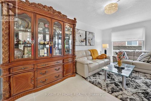 531 Wallenberg Crescent, Mississauga, ON - Indoor Photo Showing Living Room