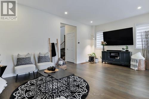 434 Ritas Avenue, Newmarket, ON - Indoor Photo Showing Living Room