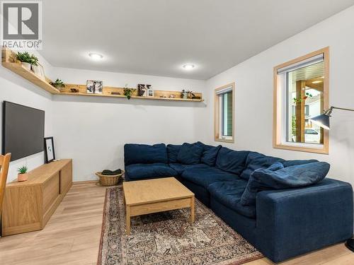 105-250 Olive May Way, Whitehorse, YT - Indoor Photo Showing Living Room