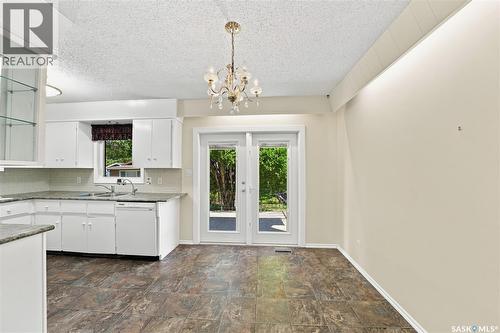 725 7Th Street E, Saskatoon, SK - Indoor Photo Showing Kitchen With Double Sink