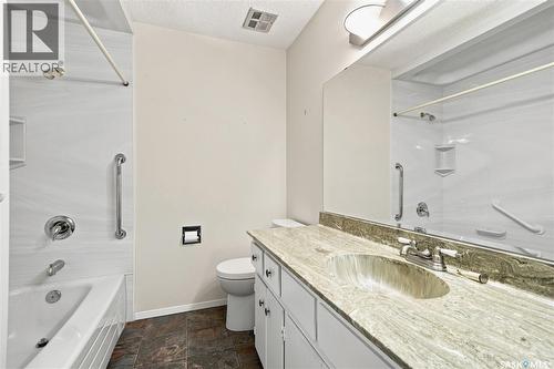 725 7Th Street E, Saskatoon, SK - Indoor Photo Showing Bathroom