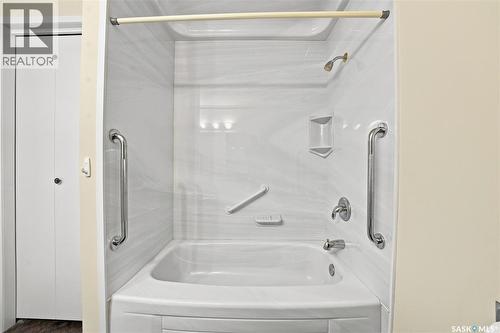 725 7Th Street E, Saskatoon, SK - Indoor Photo Showing Bathroom
