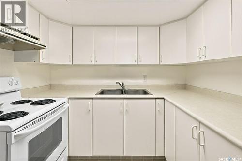 725 7Th Street E, Saskatoon, SK - Indoor Photo Showing Kitchen With Double Sink