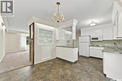 725 7Th Street E, Saskatoon, SK - Indoor Photo Showing Kitchen With Double Sink