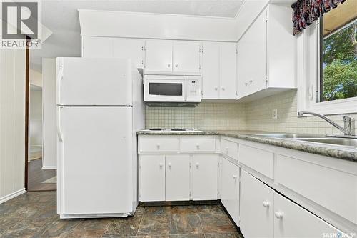 725 7Th Street E, Saskatoon, SK - Indoor Photo Showing Kitchen With Double Sink