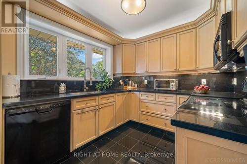 39 Grovetree Road, Toronto, ON - Indoor Photo Showing Kitchen