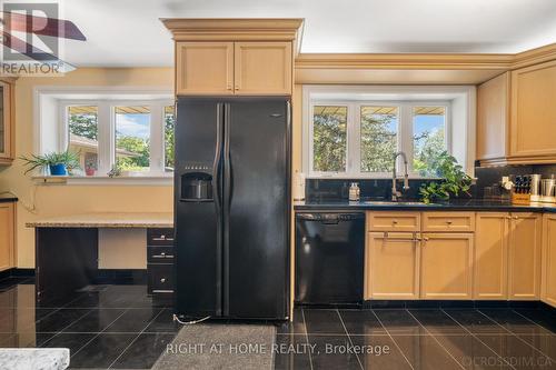 39 Grovetree Road, Toronto, ON - Indoor Photo Showing Kitchen