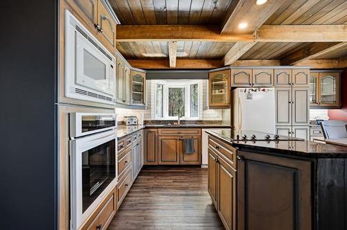244 Spruce Land Dr, Lac Du Bonnet, MB - Indoor Photo Showing Kitchen With Upgraded Kitchen