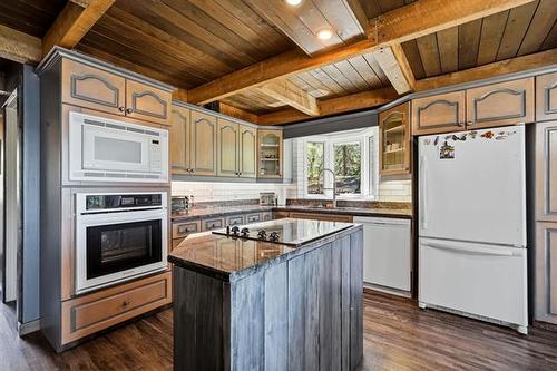 244 Spruce Land Dr, Lac Du Bonnet, MB - Indoor Photo Showing Kitchen