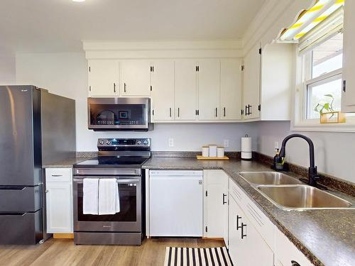 58 Three Mile Plains Cross Road, Three Mile Plains, NS - Indoor Photo Showing Kitchen With Double Sink