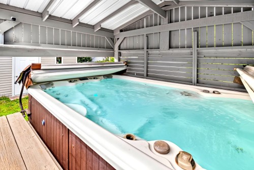 Spa - 410 Place De Sillery, Laval (Chomedey), QC - Outdoor