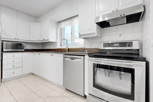 67 Cathedral Bluffs Drive, Toronto, ON - Indoor Photo Showing Kitchen