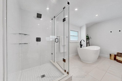 67 Cathedral Bluffs Drive, Toronto, ON - Indoor Photo Showing Bathroom