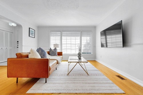 67 Cathedral Bluffs Drive, Toronto, ON - Indoor Photo Showing Living Room