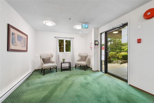 #208-949 Cloverdale Ave, Saanich, BC - Indoor Photo Showing Other Room
