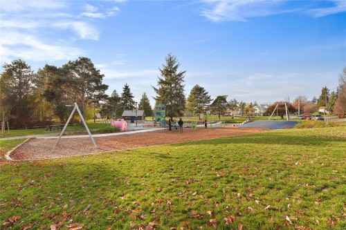 #208-949 Cloverdale Ave, Saanich, BC - Outdoor With View