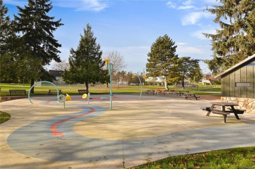 #208-949 Cloverdale Ave, Saanich, BC - Outdoor With View