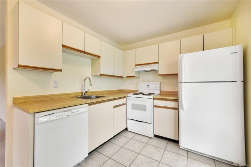 #208-949 Cloverdale Ave, Saanich, BC - Indoor Photo Showing Kitchen
