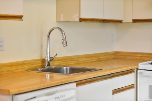#208-949 Cloverdale Ave, Saanich, BC - Indoor Photo Showing Kitchen