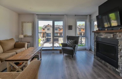 Salon - 301-92 Rue De Joliette, Bromont, QC - Indoor Photo Showing Living Room With Fireplace