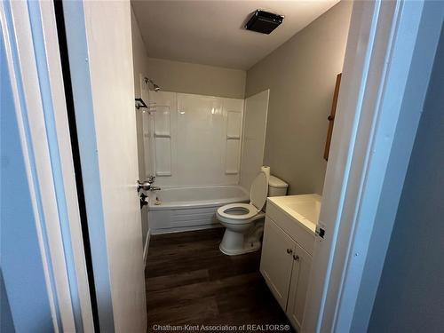 20-89 Sheldon Avenue, Chatham, ON - Indoor Photo Showing Bathroom