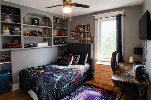 327 Machray Ave, Winnipeg, MB - Indoor Photo Showing Bedroom