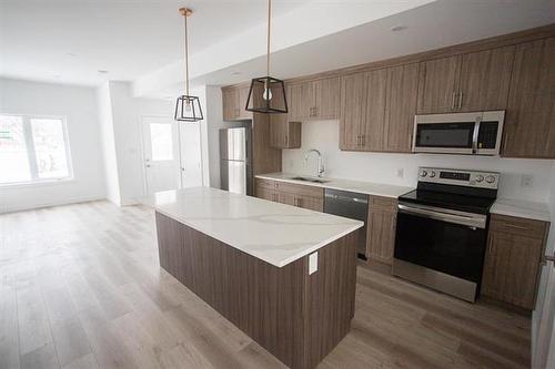 154 Perth Ave, Winnipeg, MB - Indoor Photo Showing Kitchen With Stainless Steel Kitchen