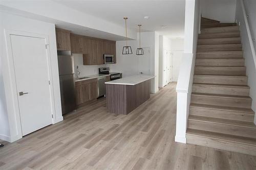 154 Perth Ave, Winnipeg, MB - Indoor Photo Showing Kitchen