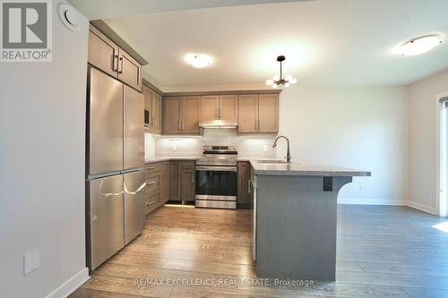 18 Weir Crescent, St. Thomas, ON - Indoor Photo Showing Kitchen With Upgraded Kitchen